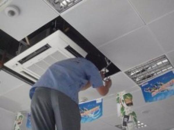 北京快速上门清洗空调，空调清洁 中央空调清洗